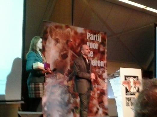 Ik beantwoord vragen van het publiek, terwijl Marianne Thieme klaar staat met veganistische truffels en wijn