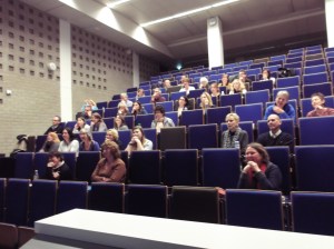 Hilariteit bij het publiek wanneer ik het filmpje laat zien van wilde Afrikaanse dieren die dronken raken van gefermenteerde vruchten van de marula boom. Tijdens de vorige lezing over bewustzijn en emoties bij dieren.